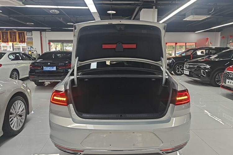 Used Volkswagen Magotan 2019 330TSI DSG Leading Model China VI Standard Trunk