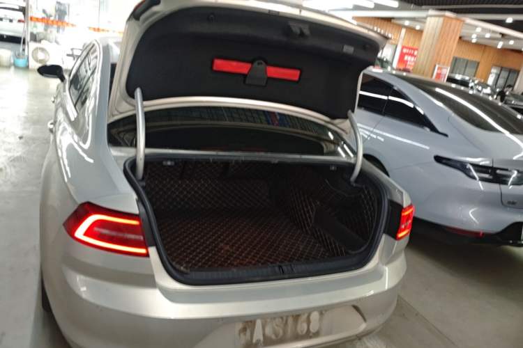 Used Volkswagen Magotan 2019 330TSI DSG Leading Model China VI Standard Trunk