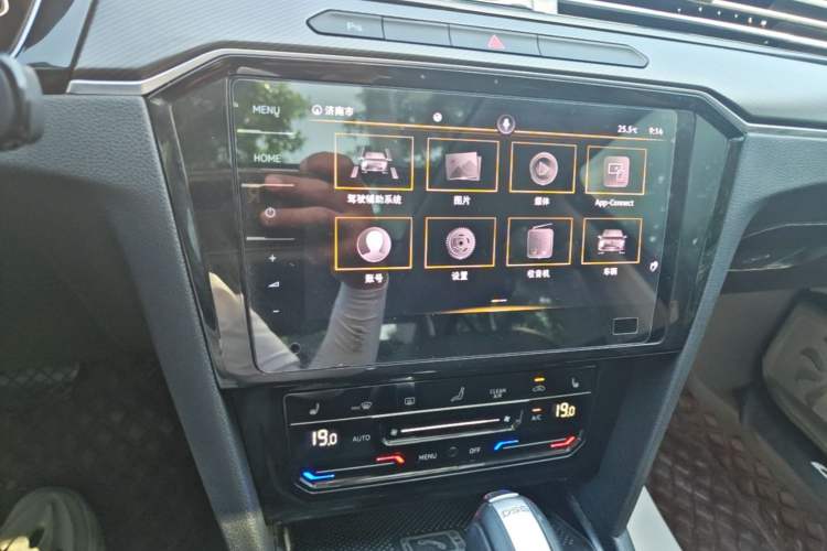 Used Volkswagen Magotan 2020 330TSI DSG Luxury Edition Audio And AC Panel