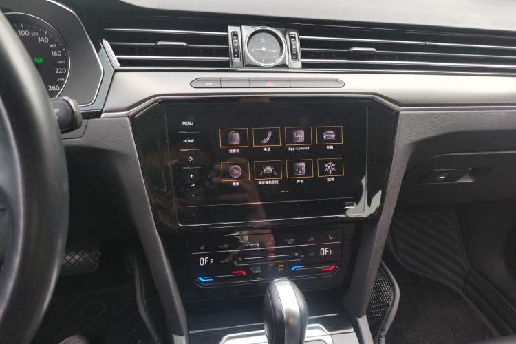Used Volkswagen Magotan 2020 330TSI DSG Leading Model Audio And AC Panel