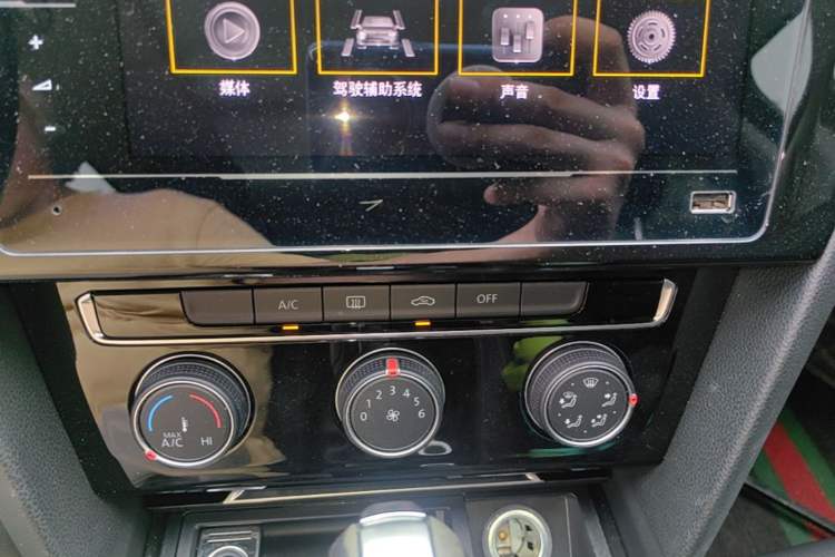 Used Volkswagen Magotan 2020 280TSI DSG Comfort Edition Audio And AC Panel