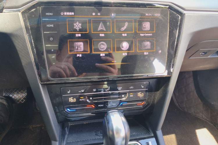 Used Volkswagen Magotan 2020 330TSI DSG Luxury Edition Audio And AC Panel