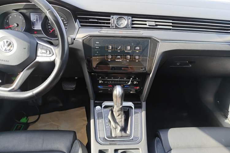 Used Volkswagen Magotan 2020 330TSI DSG Leading Model Audio And AC Panel