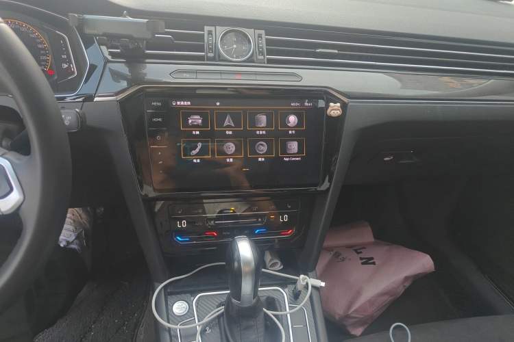 Used Volkswagen Magotan 2020 330TSI DSG Luxury Edition Audio And AC Panel