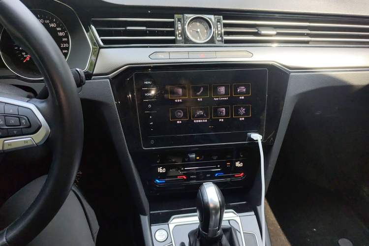 Used Volkswagen Magotan 2020 330TSI DSG Leading Model Audio And AC Panel