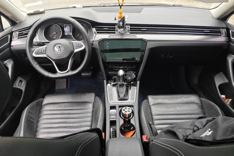 Used Volkswagen Magotan 2020 330TSI DSG Leading Model Center Console