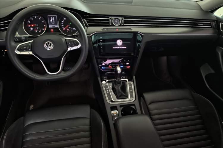 Used Volkswagen Magotan 2020 330TSI DSG Leading Model Center Console