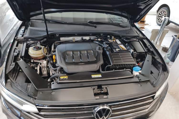Used Volkswagen Magotan 2020 330TSI DSG Leading Model Engine Bay