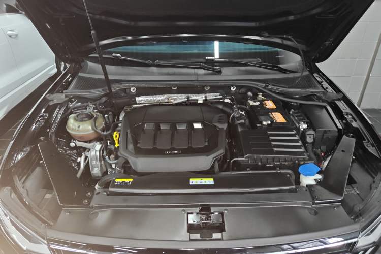 Used Volkswagen Magotan 2020 330TSI DSG Leading Model Engine Bay