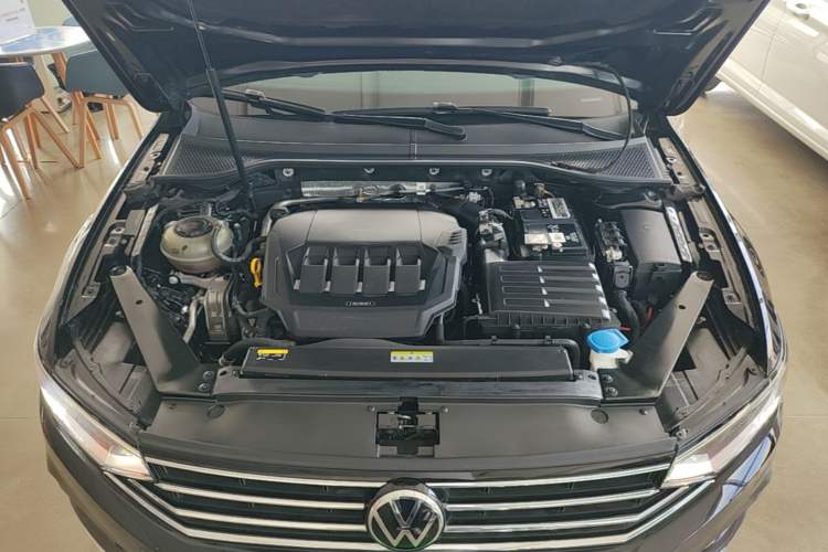 Used Volkswagen Magotan 2020 330TSI DSG Leading Model Engine Bay
