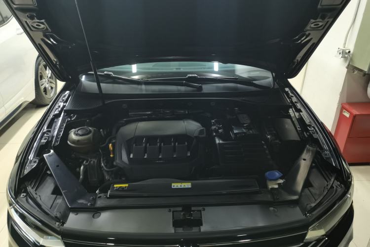 Used Volkswagen Magotan 2020 330TSI DSG Leading Model Engine Bay
