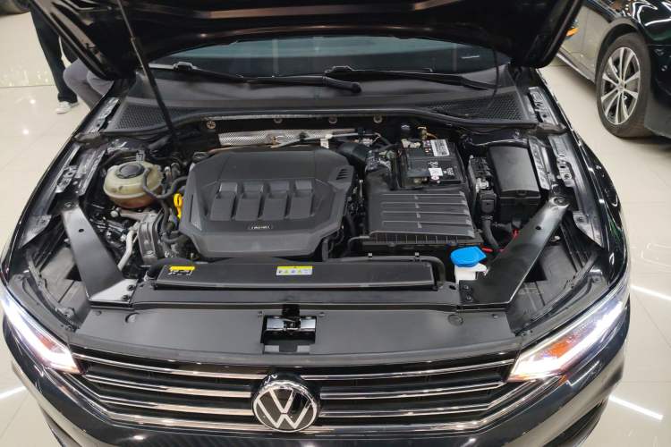 Used Volkswagen Magotan 2020 330TSI DSG Leading Model Engine Bay