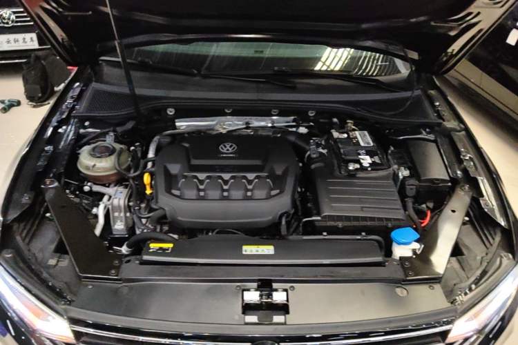 Used Volkswagen Magotan 2020 330TSI DSG Leading Model Engine Bay