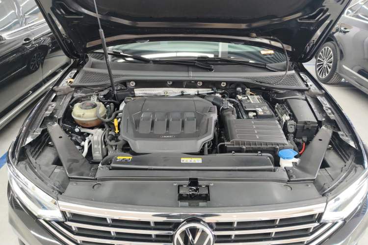 Used Volkswagen Magotan 2020 330TSI DSG Leading Model Engine Bay