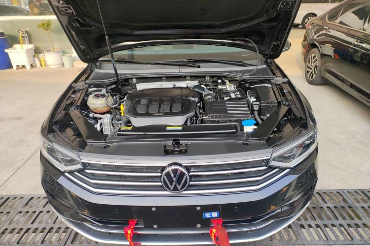 Used Volkswagen Magotan 2020 330TSI DSG Leading Model Engine Bay