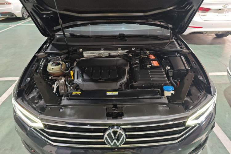 Used Volkswagen Magotan 2020 330TSI DSG Leading Model Engine Bay
