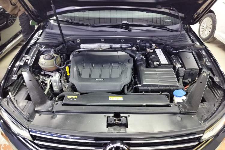 Used Volkswagen Magotan 2020 330TSI DSG Leading Model Engine Bay