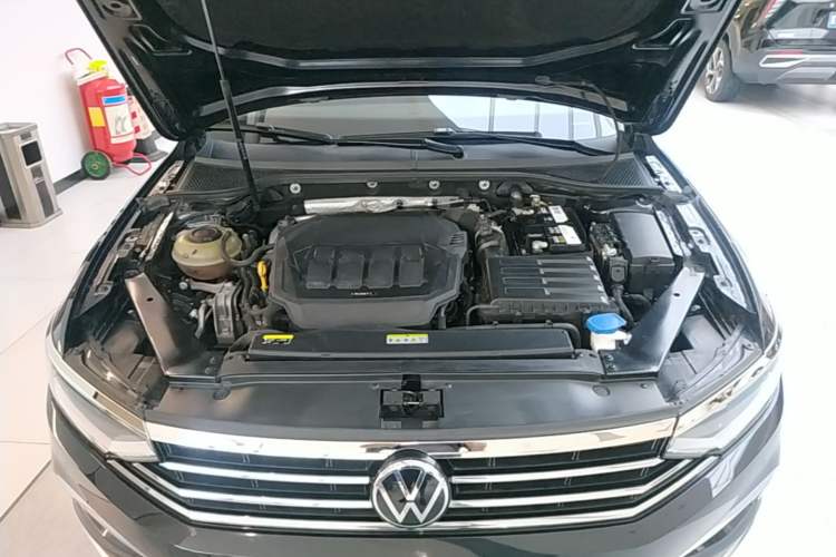 Used Volkswagen Magotan 2020 330TSI DSG Leading Model Engine Bay