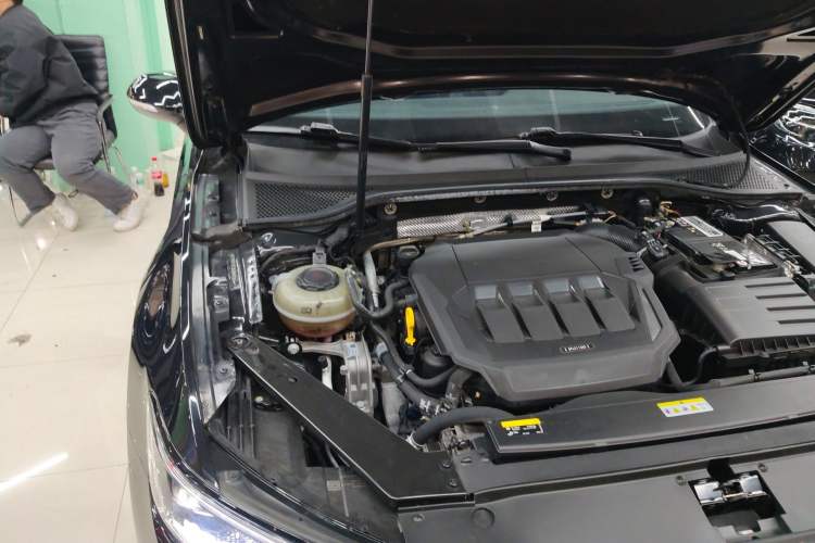 Used Volkswagen Magotan 2020 330TSI DSG Leading Model Engine Bay Right