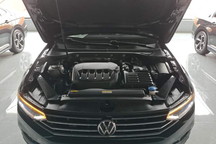 Used Volkswagen Magotan 2020 330TSI DSG Leading Model Engine Bay