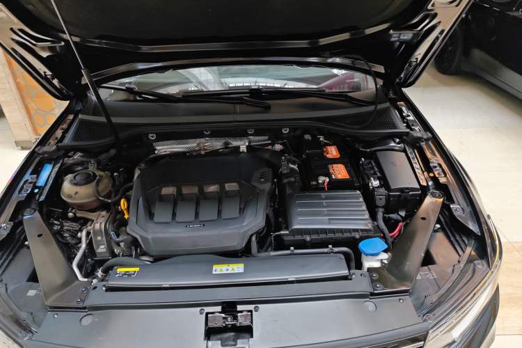 Used Volkswagen Magotan 2020 330TSI DSG Leading Model Engine Bay