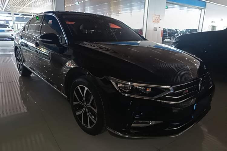 Used Volkswagen Magotan 2020 330TSI DSG Leading Model Front Right 45 Deg