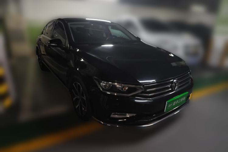 Used Volkswagen Magotan 2020 330TSI DSG Leading Model Front Right 45 Deg