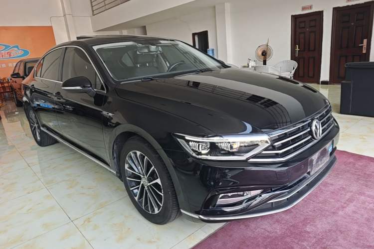 Used Volkswagen Magotan 2020 330TSI DSG Luxury Edition Front Right 45 Deg