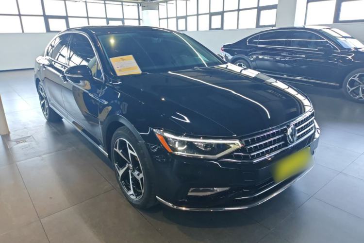 Used Volkswagen Magotan 2020 330TSI DSG Leading Model Front Right 45 Deg