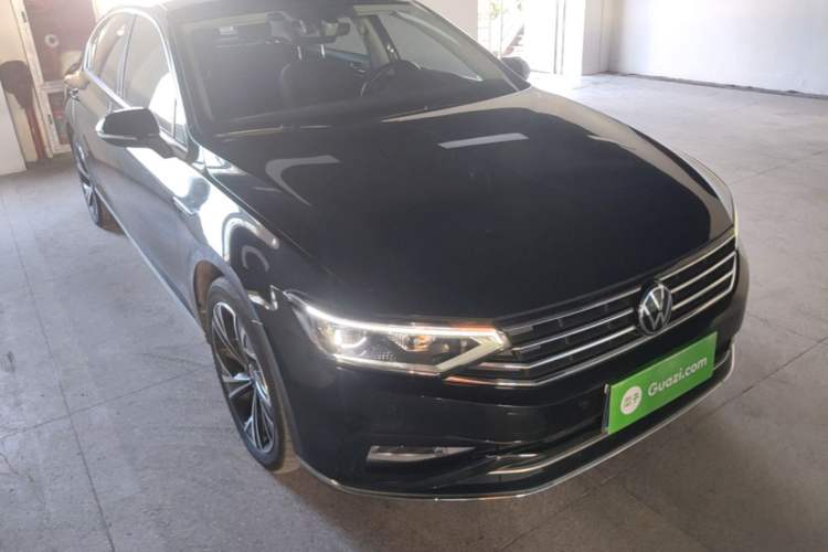 Used Volkswagen Magotan 2020 330TSI DSG Luxury Edition Front Right 45 Deg