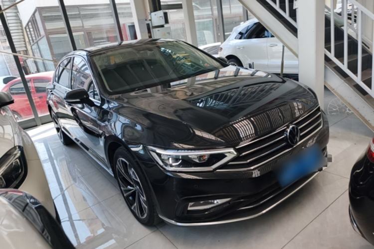 Used Volkswagen Magotan 2020 330TSI DSG Leading Model Front Right 45 Deg