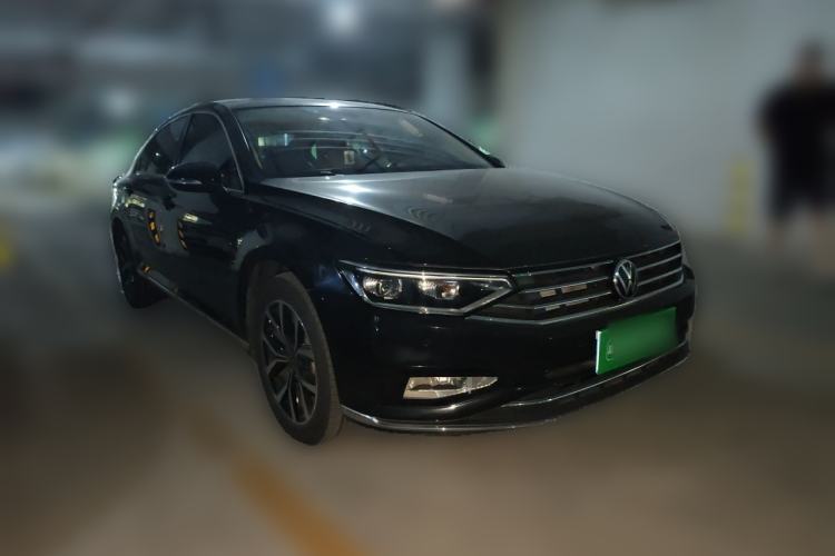Used Volkswagen Magotan 2020 330TSI DSG Leading Model Front Right 45 Deg