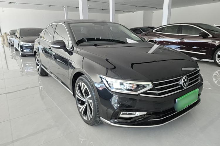 Used Volkswagen Magotan 2020 330TSI DSG Leading Model Front Right 45 Deg