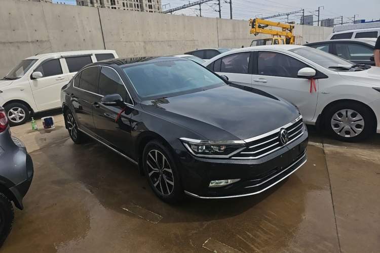 Used Volkswagen Magotan 2020 330TSI DSG Leading Model Front Right 45 Deg