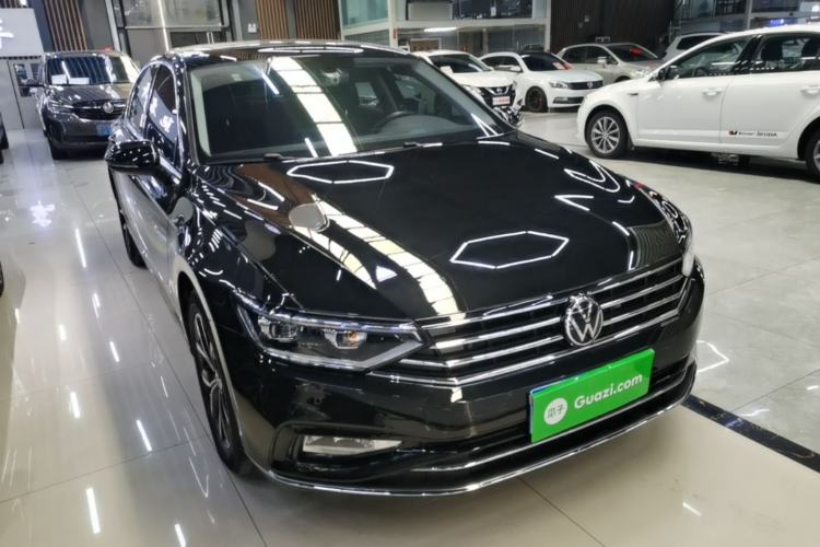Used Volkswagen Magotan 2020 330TSI DSG Leading Model Front Right 45 Deg