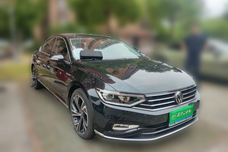 Used Volkswagen Magotan 2020 330TSI DSG Luxury Edition Front Right 45 Deg