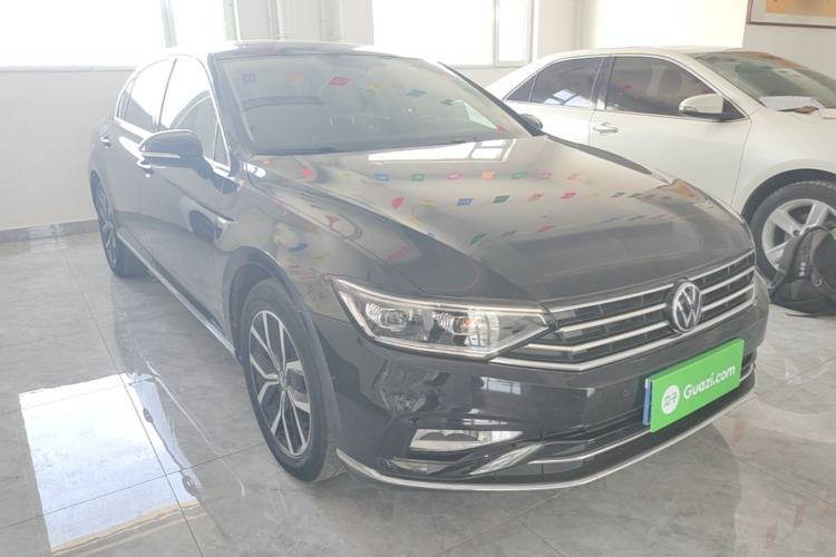 Used Volkswagen Magotan 2020 330TSI DSG Leading Model Front Right 45 Deg