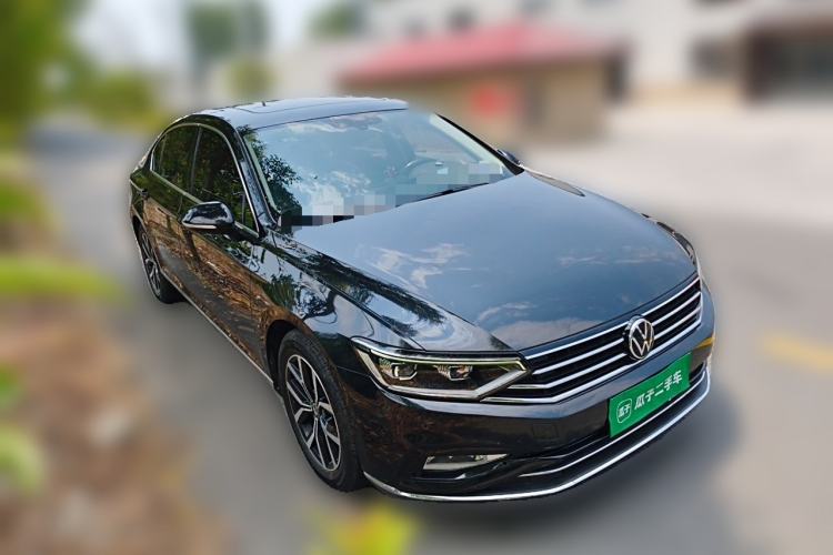 Used Volkswagen Magotan 2020 330TSI DSG Leading Model Front Right 45 Deg