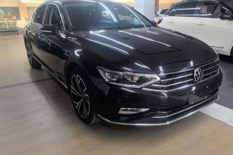 Used Volkswagen Magotan 2020 330TSI DSG Luxury Edition Front Right 45 Deg
