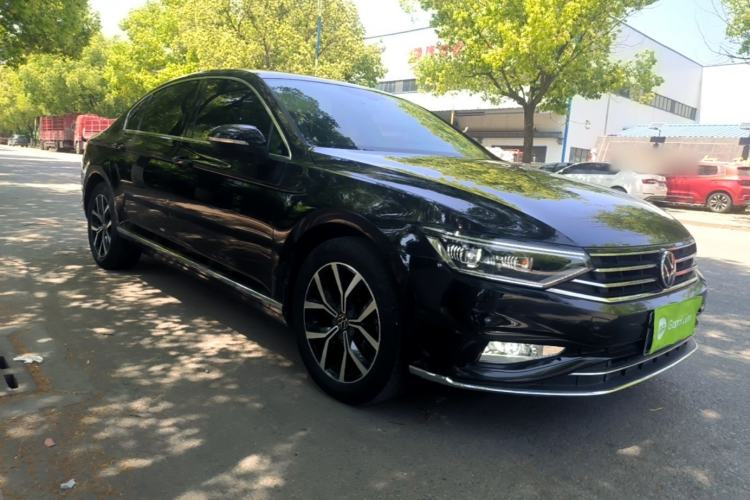 Used Volkswagen Magotan 2020 330TSI DSG Leading Model Front Right 45 Deg