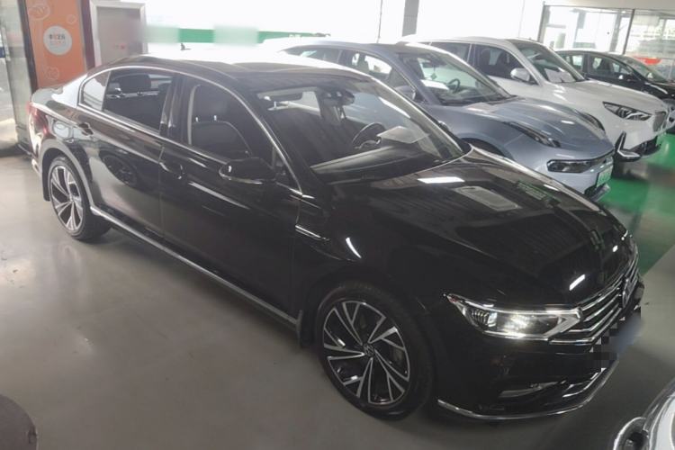 Used Volkswagen Magotan 2020 330TSI DSG Luxury Edition Front Right 45 Deg