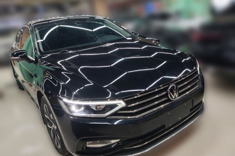 Used Volkswagen Magotan 2020 330TSI DSG Leading Model Front Right 45 Deg