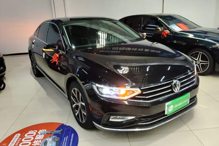 Used Volkswagen Magotan 2020 330TSI DSG Leading Model Front Right 45 Deg