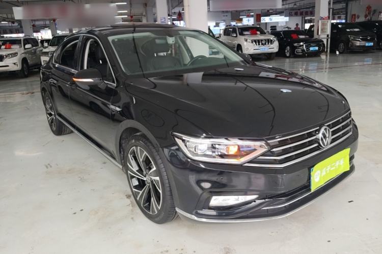Used Volkswagen Magotan 2020 330TSI DSG Luxury Edition Front Right 45 Deg