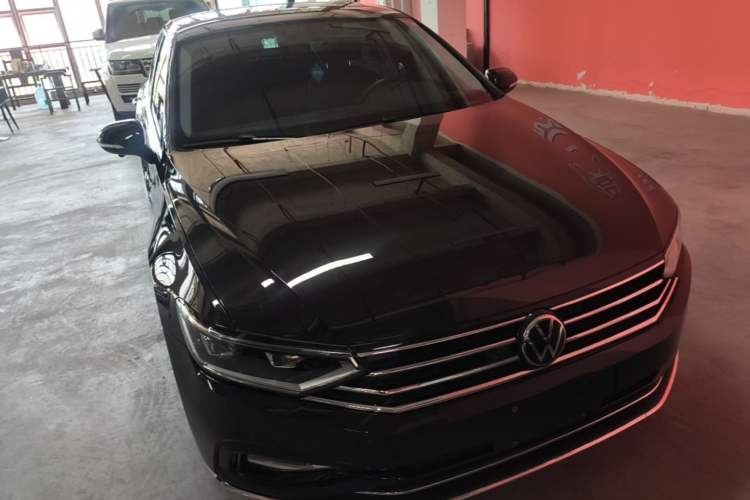 Used Volkswagen Magotan 2020 330TSI DSG Leading Model Front Right 45 Deg