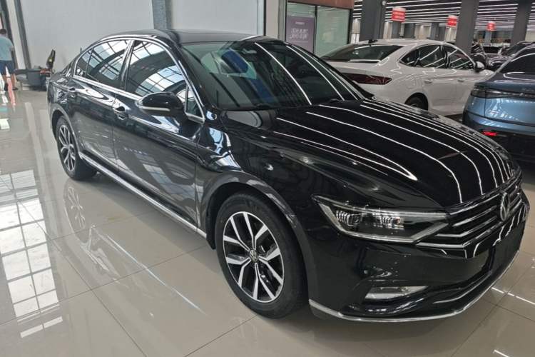 Used Volkswagen Magotan 2020 330TSI DSG Leading Model Front Right 45 Deg