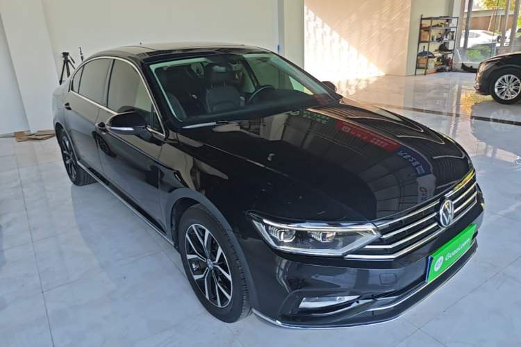 Used Volkswagen Magotan 2020 330TSI DSG Leading Model Front Right 45 Deg