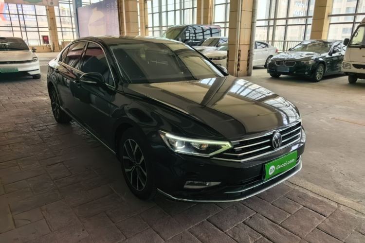 Used Volkswagen Magotan 2020 330TSI DSG Leading Model Front Right 45 Deg