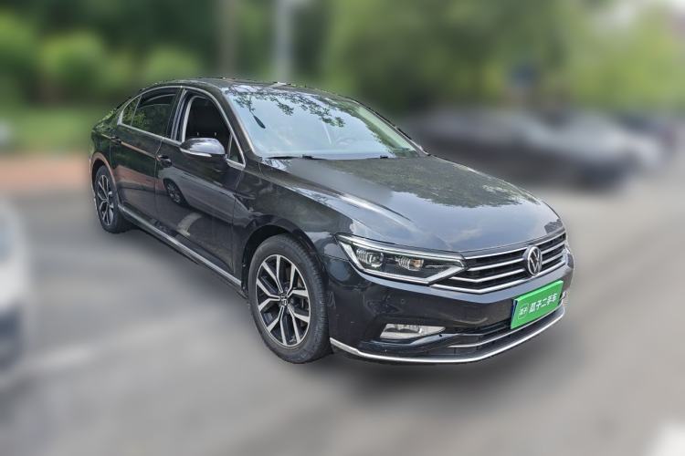 Used Volkswagen Magotan 2020 330TSI DSG Leading Model Front Right 45 Deg
