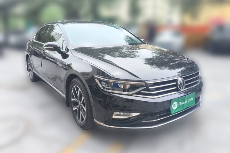 Used Volkswagen Magotan 2020 330TSI DSG Leading Model Front Right 45 Deg